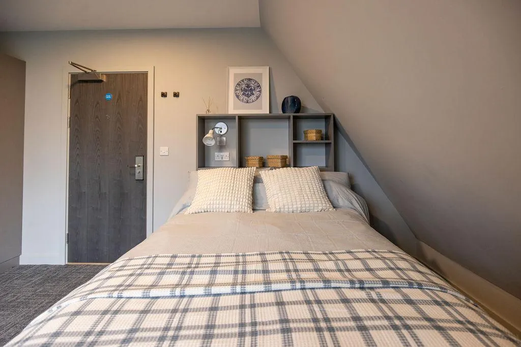 Ash Grove Court, Guildford photo 5