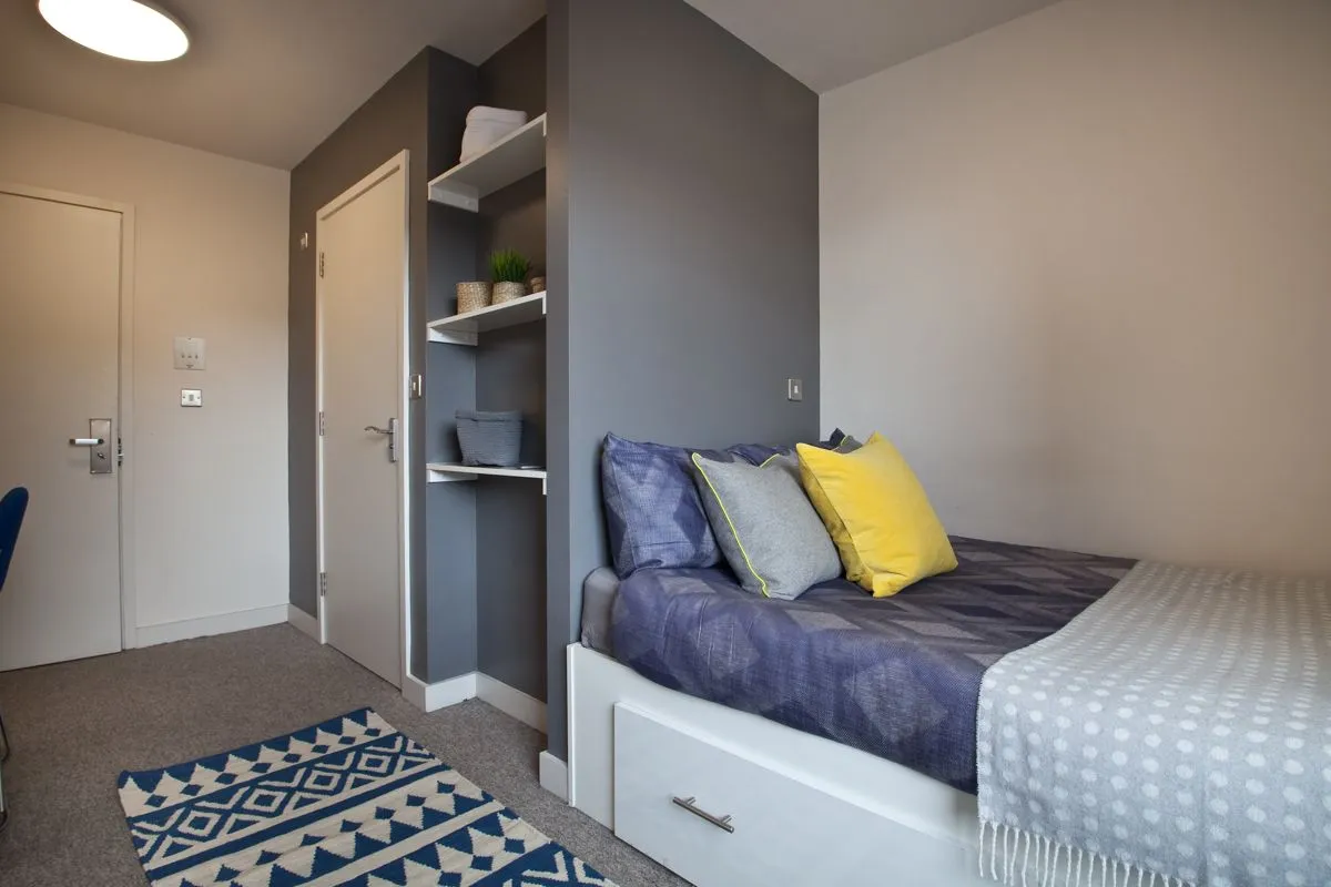 Classic 3-4 Bed Apartment at Alwyn Court
