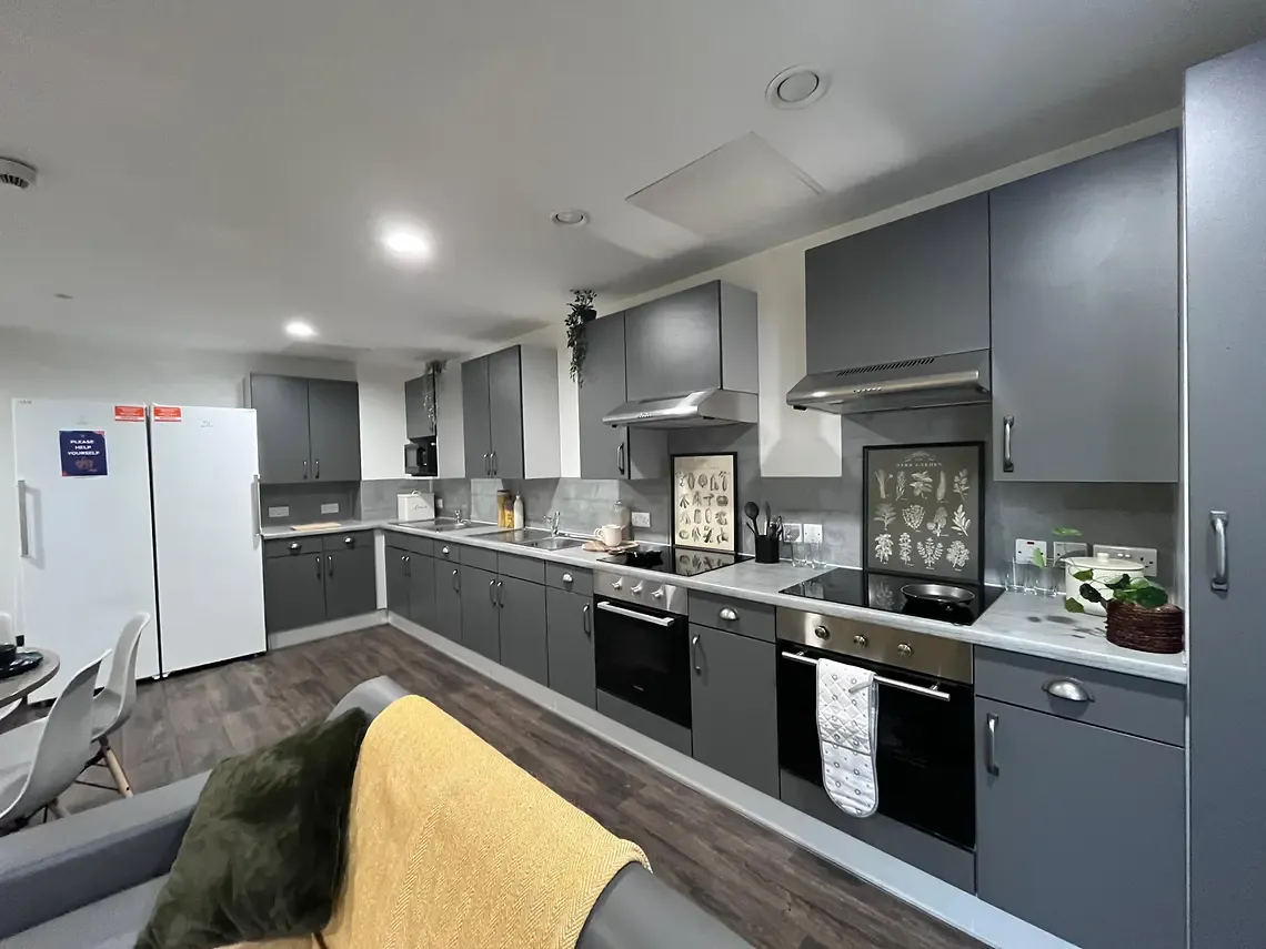 Yugo Bentley House photo 13