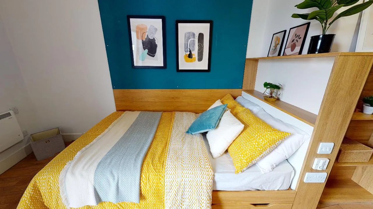 Enjoy our top-of-the-range gold en suite at iQ Abacus House