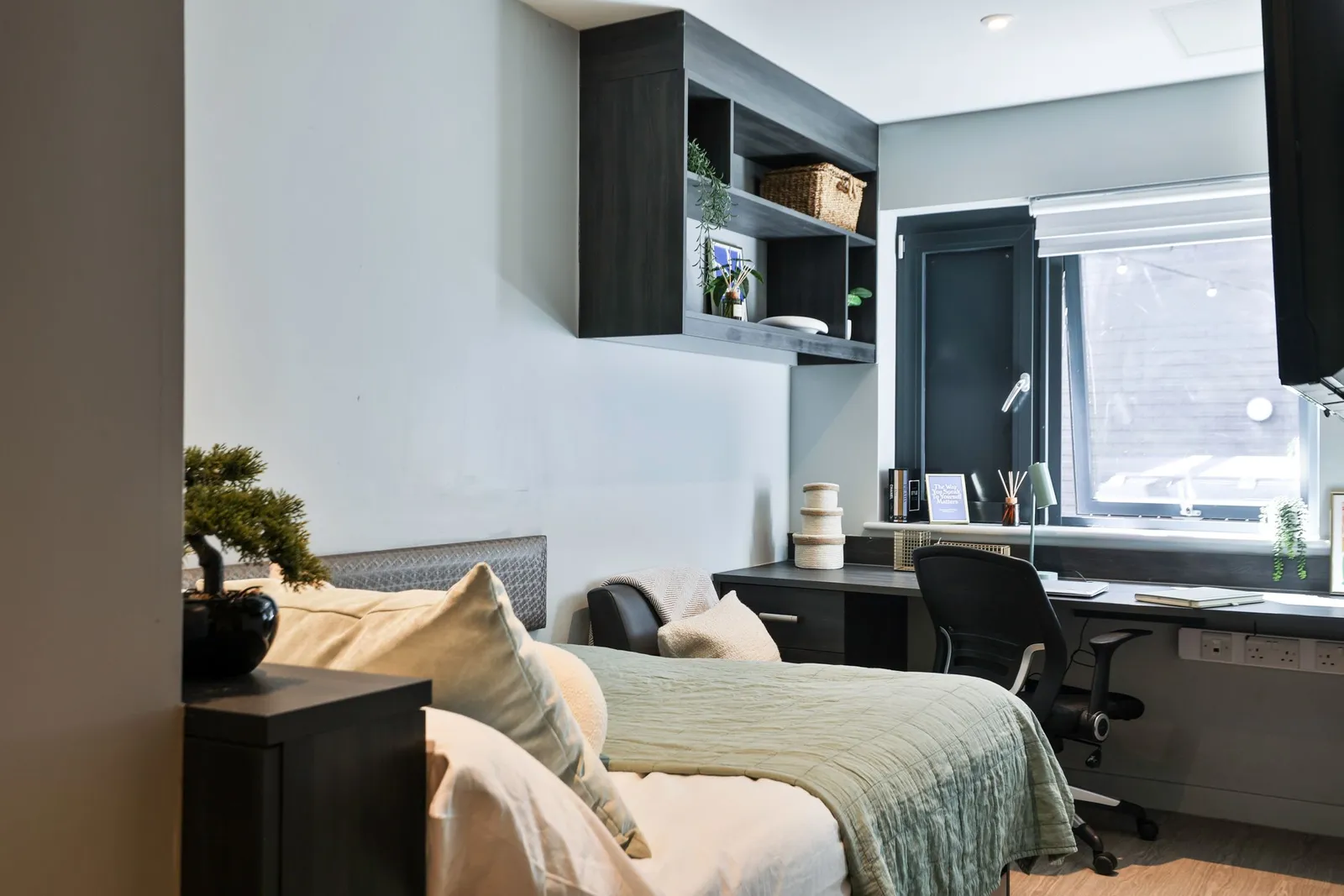 Classic Bigger 2 Bed Apartment at Windsor House