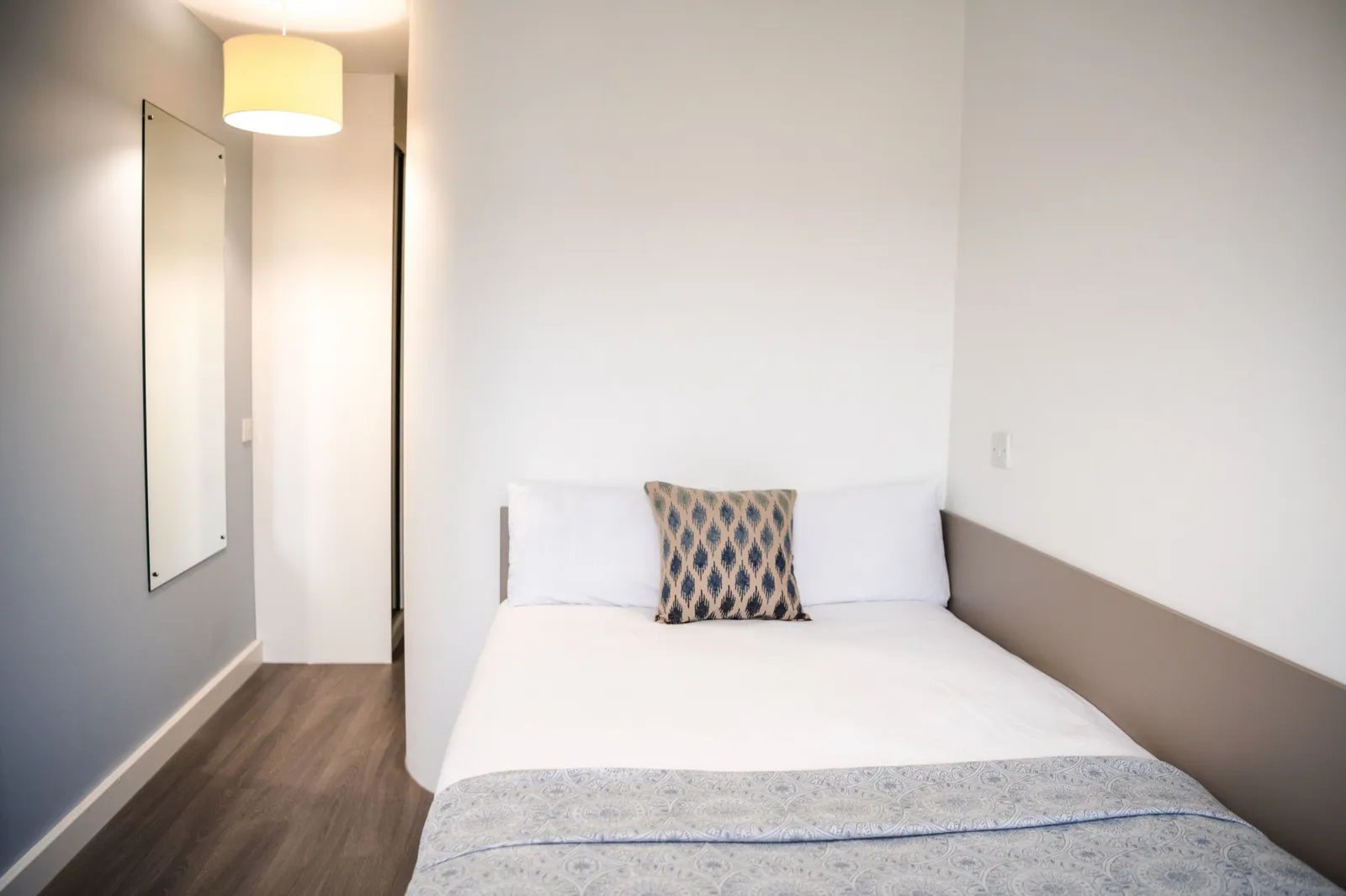 McDonald Road, Edinburgh | Book While You Can! photo 3