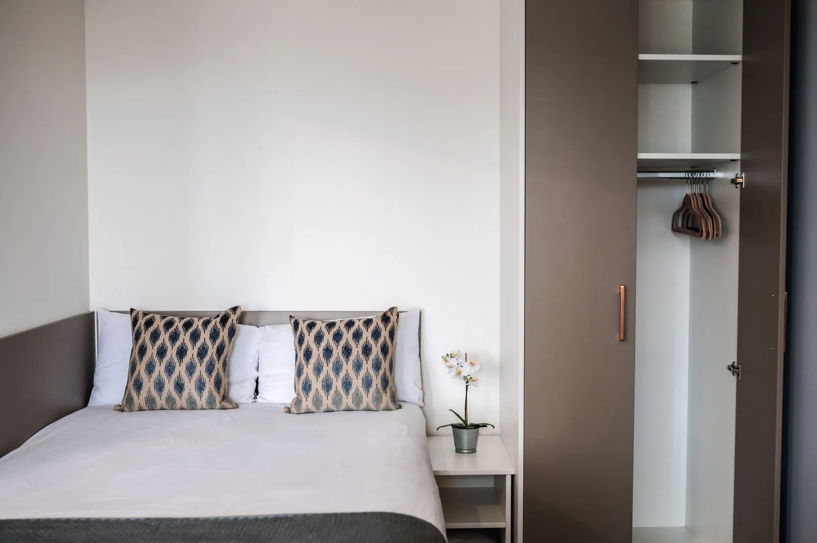 McDonald Road, Edinburgh | Book While You Can! photo 6