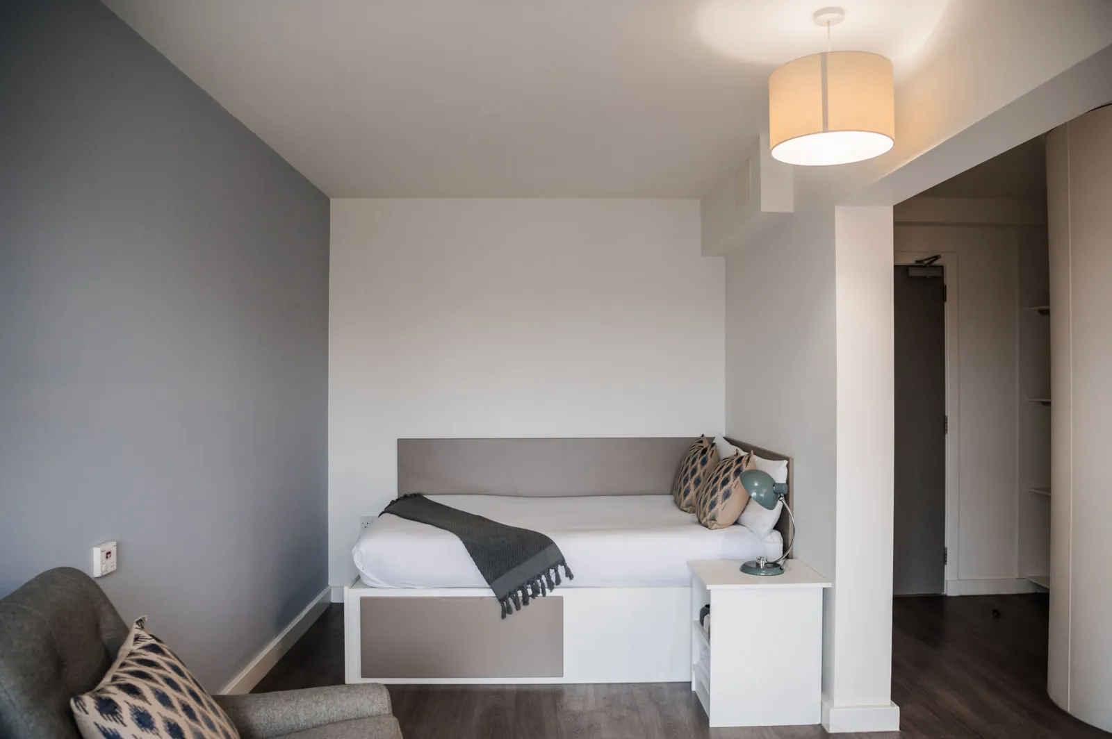 McDonald Road, Edinburgh | Book While You Can! photo 7