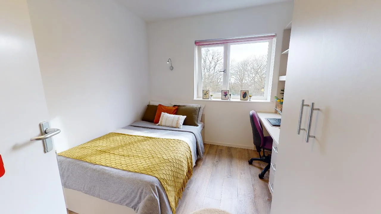 Enjoy comfort and convenience in a standard en suite at iQ The Pad