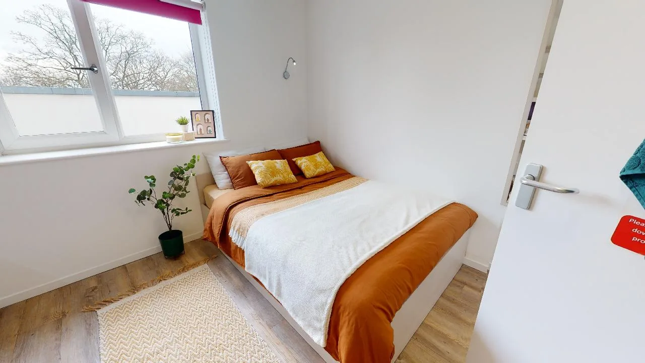 Go for maximum space in the large en suite at iQ The Pad