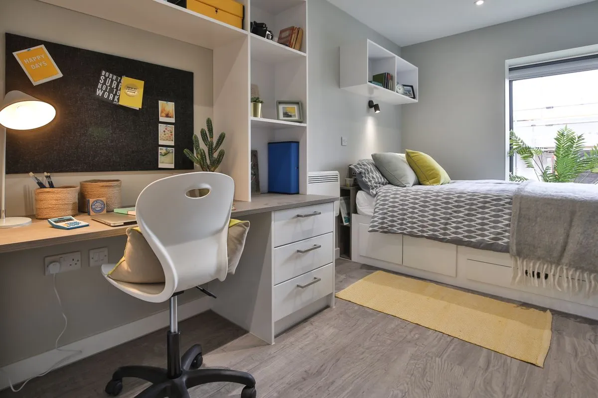 Classic 6-Bed Shared House - Balcony at Ocean View