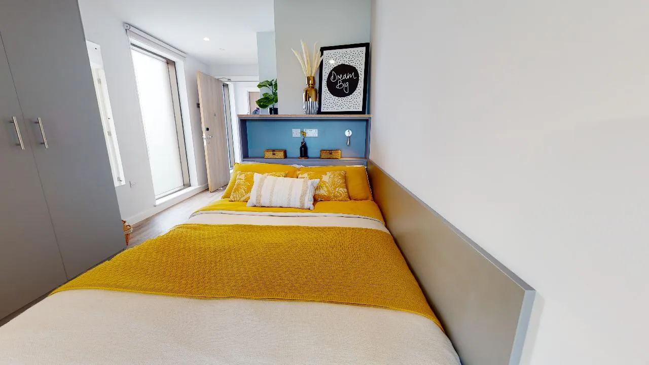 Stylish city living in our gold en suite premium at iQ Altus House