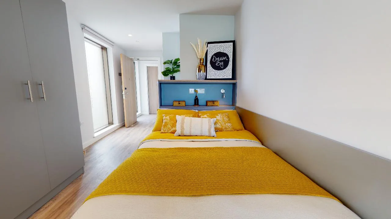 Stylish city living in our silver en suite premium at iQ Altus House