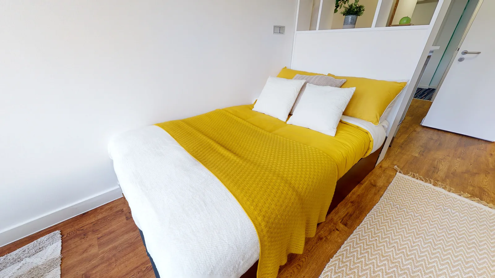 More room just for you in our gold studio at iQ Bankside