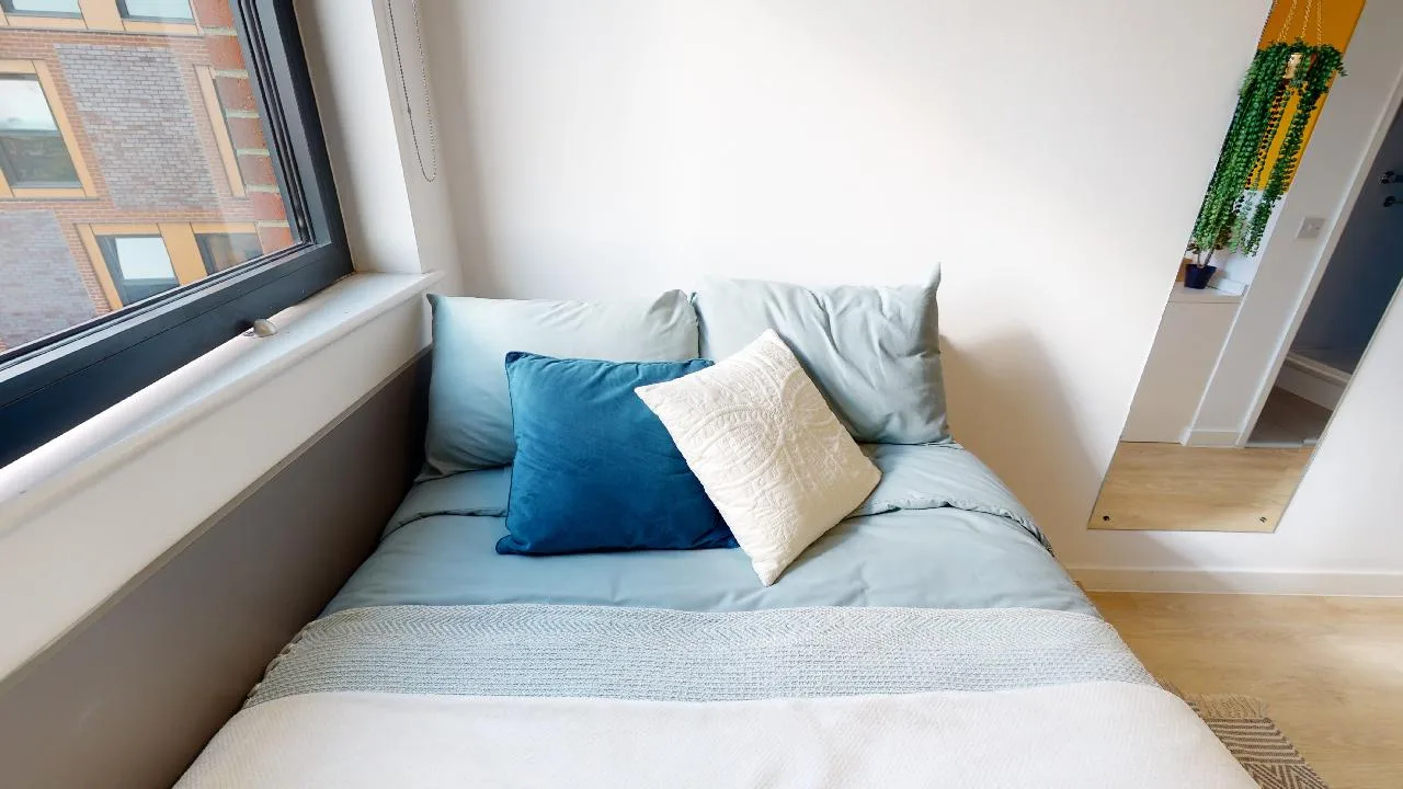 Get all you need in a classic en suite at iQ Haywood House