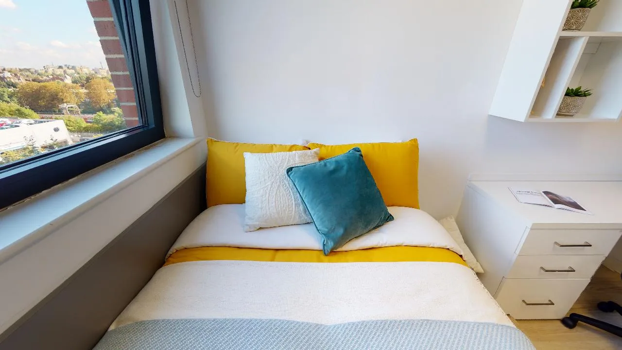 Find privacy and comfort in the premium plus en suite at iQ Haywood House