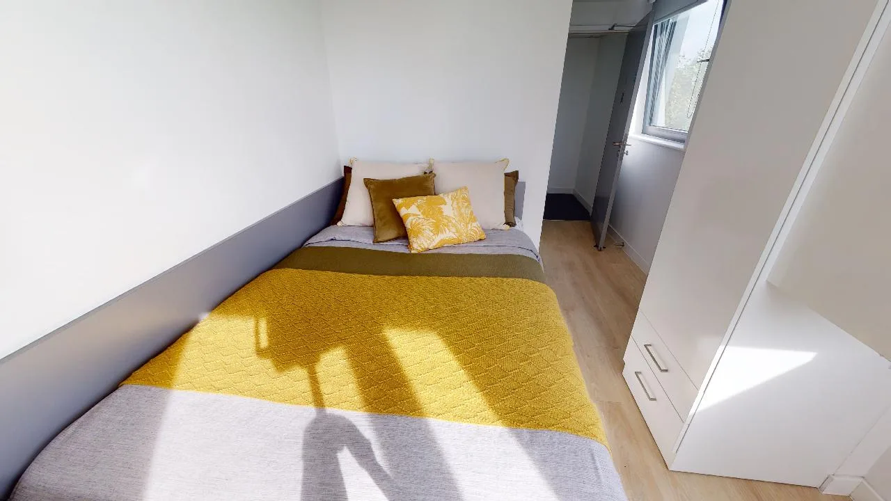 Combine space and style in a corner en suite at iQ Haywood House