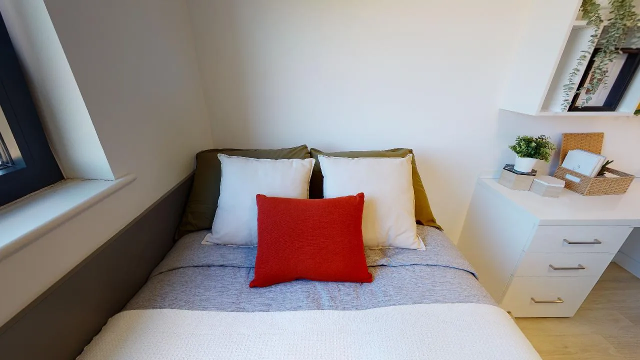 Add a little more space with the deluxe plus en suite at iQ Haywood House