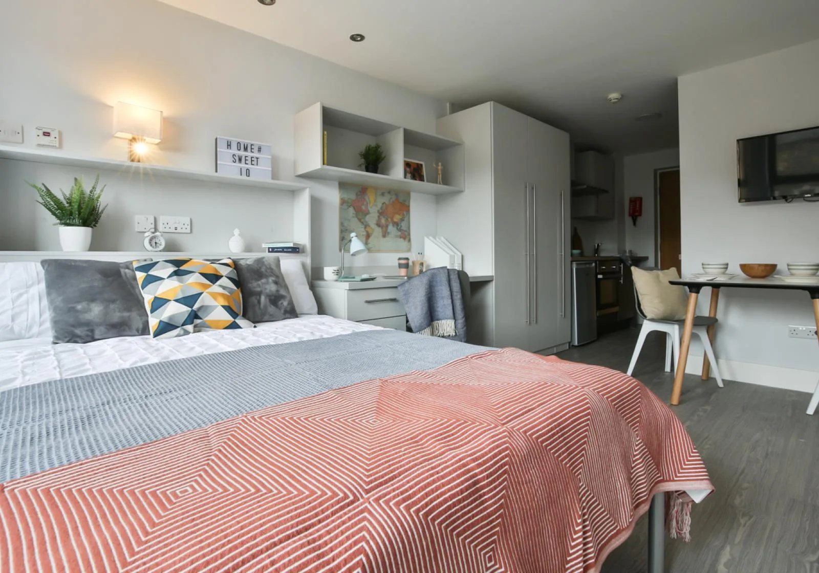Choose space and great facilities in our gold studio premium at iQ Hoxton