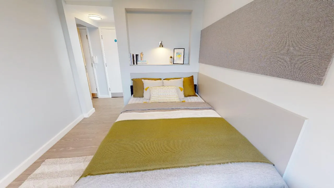 A huge amount of stylish space in our silver studio plus at iQ Tufnell House