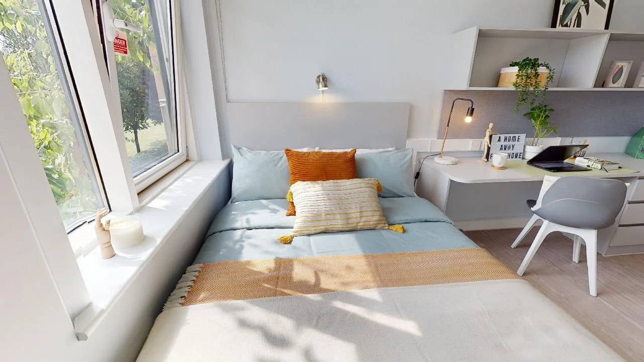 No need to compromise on the essentials in our bronze en suite plus at iQ Tufnell House
