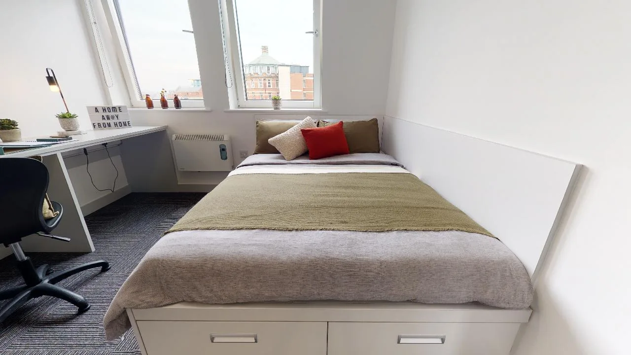 Stylish, spacious and great value in our bronze studio at iQ Newland House