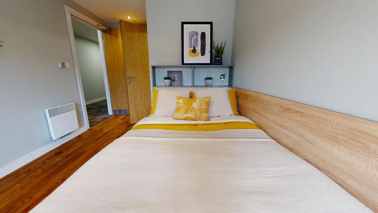 Accessible Bronze En Suite  at iQ Knight House