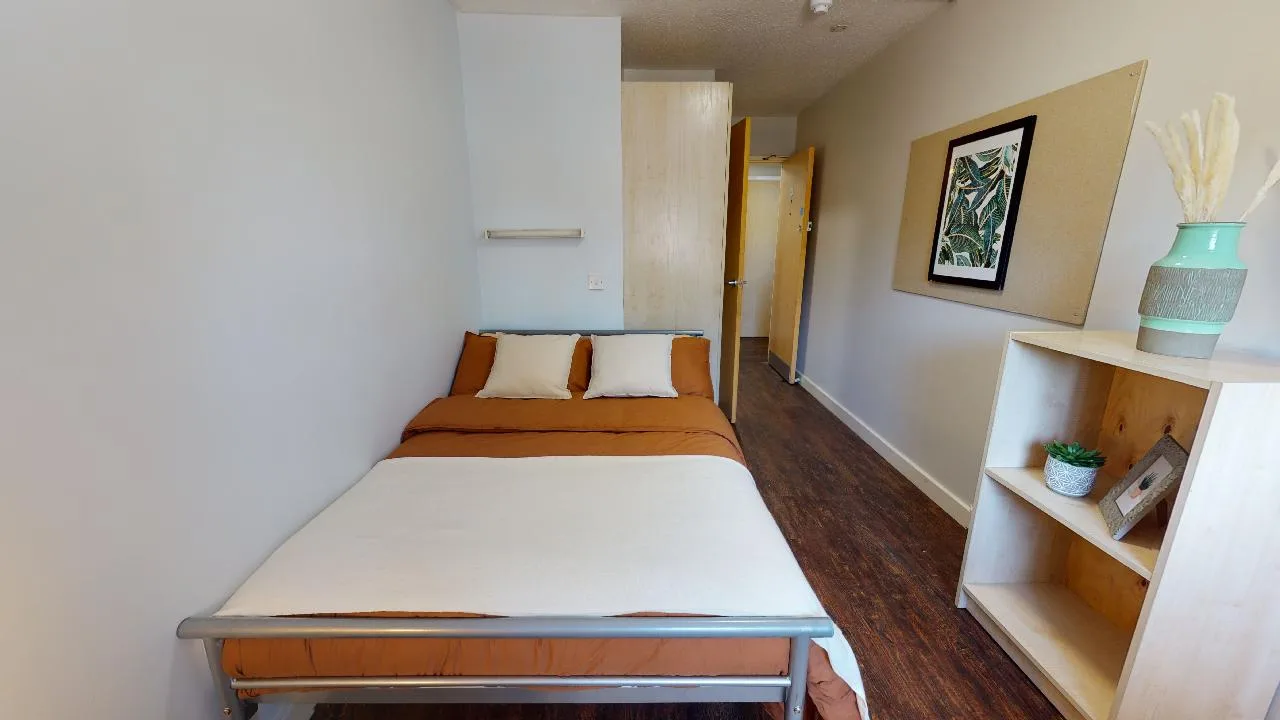Silver En Suite at iQ Fiveways House