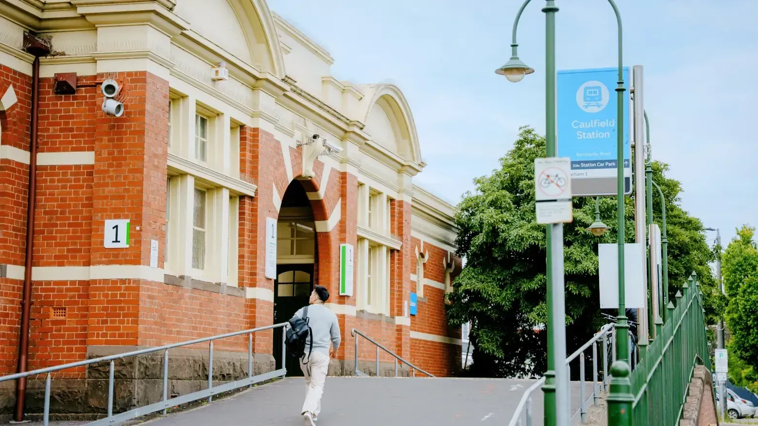 Caulfield Place photo 3
