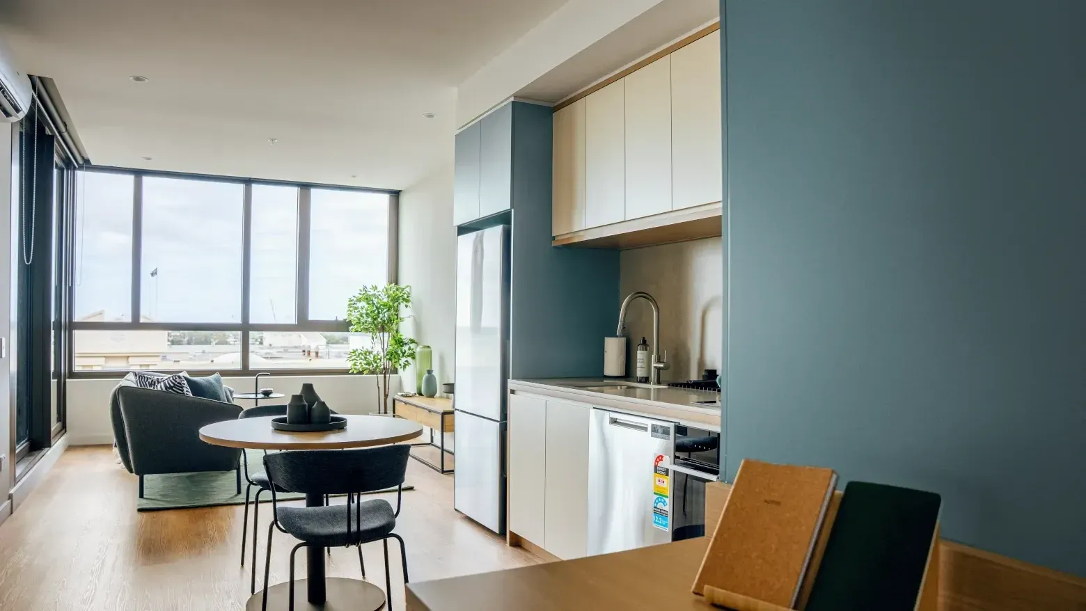 Caulfield Place photo 7